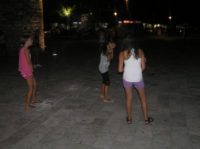 Lek vid klockstapeln.